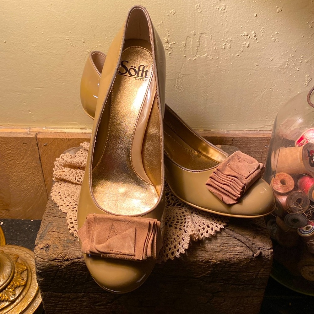 Women’s. Sofft. Patent Leather. Beige. Heels. Size 9.5. Nearly New.